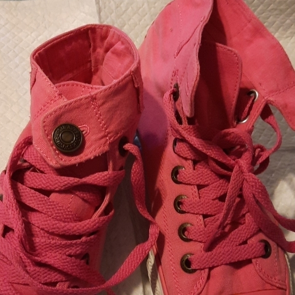 Levis Pink Hightop Sneakers 👟 - Picture 2 of 6